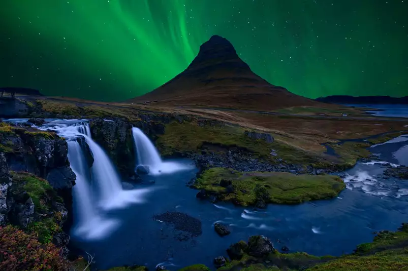 Kirkjufell et ciel vert boréal - poster paysage