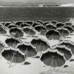 Sun umbrellas - affiche plage vintage