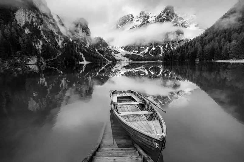 Lac de braies en n&b - affiche noir et blanc