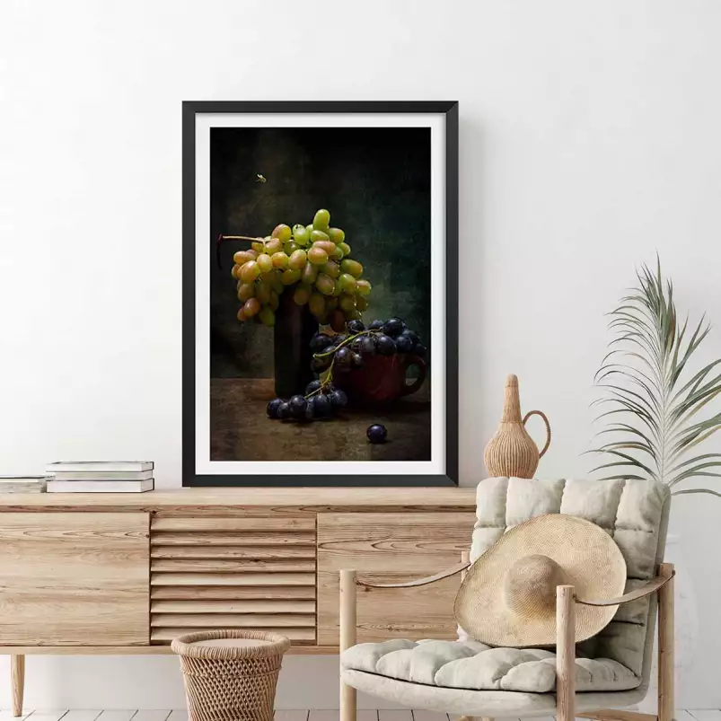 Raisins et une abeille - affiche nature morte