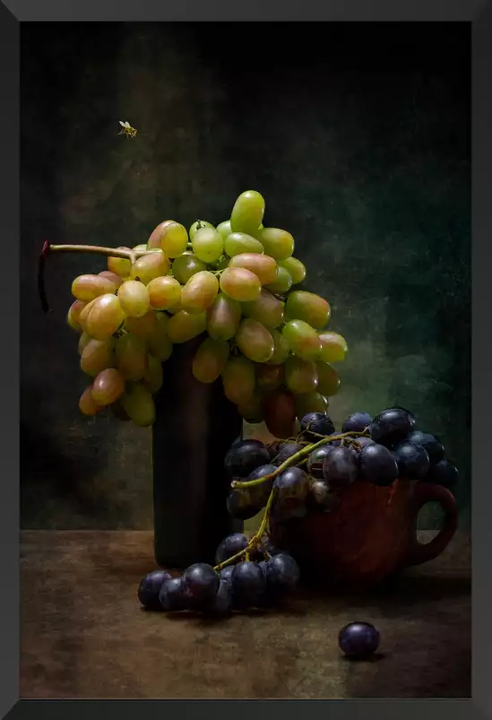 Raisins et une abeille - affiche nature morte