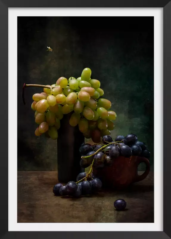 Raisins et une abeille - affiche nature morte