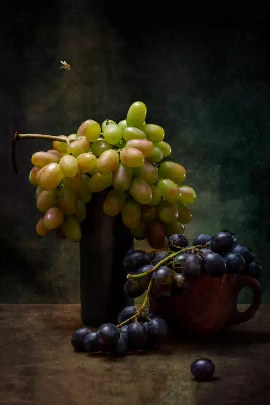 Raisins et une abeille - affiche nature morte