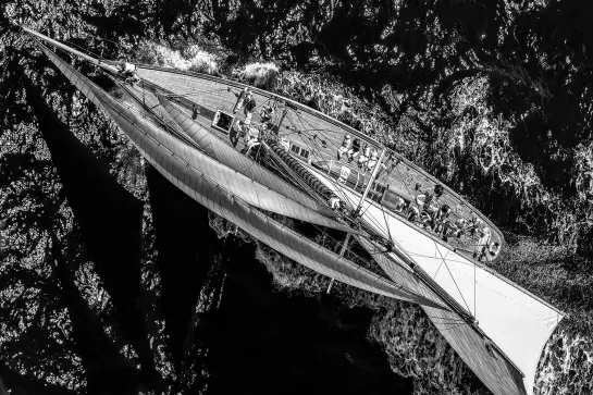 Sur l'eau en noir et blanc - affiche bateau