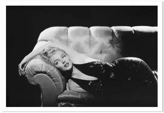 Maryline Monroe  sur un canapé - affiche tournage de cinema