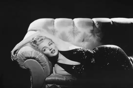 Maryline Monroe  sur un canapé - affiche tournage de cinema