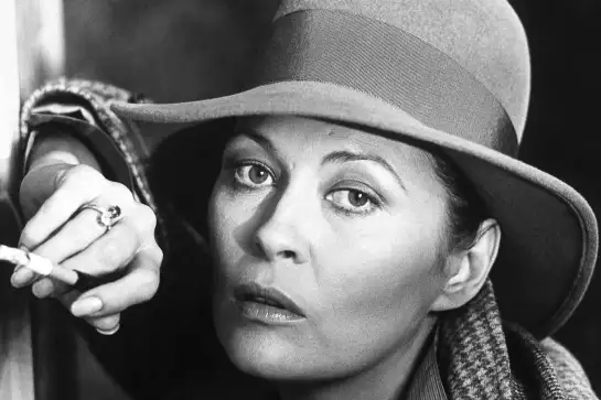Faye Dunaway - Portrait d'actrice américaine en noir et blanc