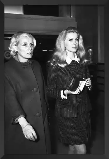 Catherine Deneuve et Renée simonot - poster acteurs et actrices celebres