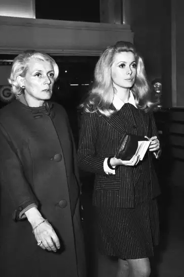 Catherine Deneuve et Renée simonot - poster acteurs et actrices celebres
