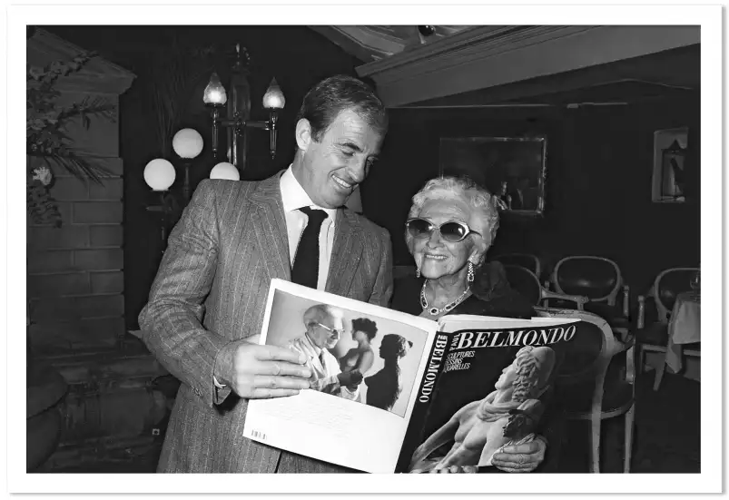 Jean Paul Belmondo  et sa mère - affiche acteur noir et blanc