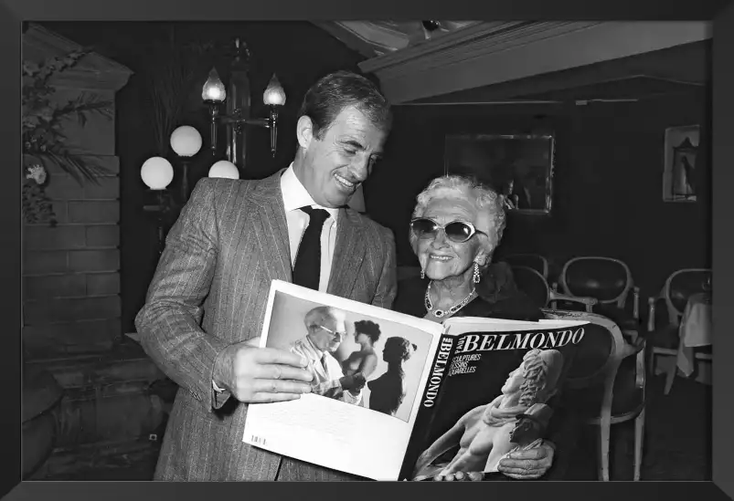 Jean Paul Belmondo  et sa mère - affiche acteur noir et blanc