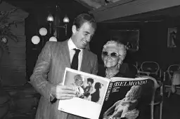Jean Paul Belmondo  et sa mère - affiche acteur noir et blanc