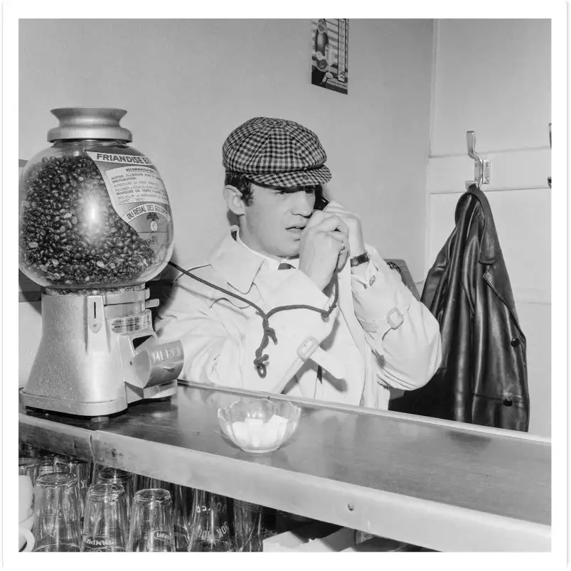 Jean Paul Belmondo au café - affiche acteur noir et blanc