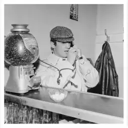 Jean Paul Belmondo au café - affiche acteur noir et blanc