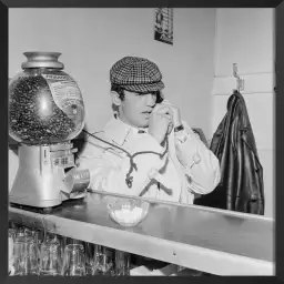 Jean Paul Belmondo au café - affiche acteur noir et blanc