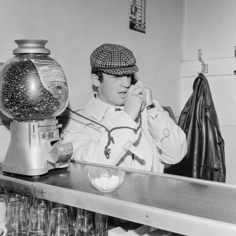 Jean Paul Belmondo au café - affiche acteur noir et blanc