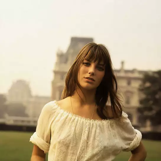 Jane birkin devant le Louvre - affiche de chanteuse