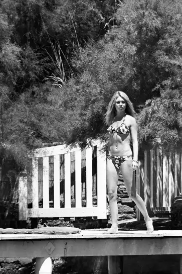 Brigitte Bardot à Saint Tropez - photo actrice noir et blanc