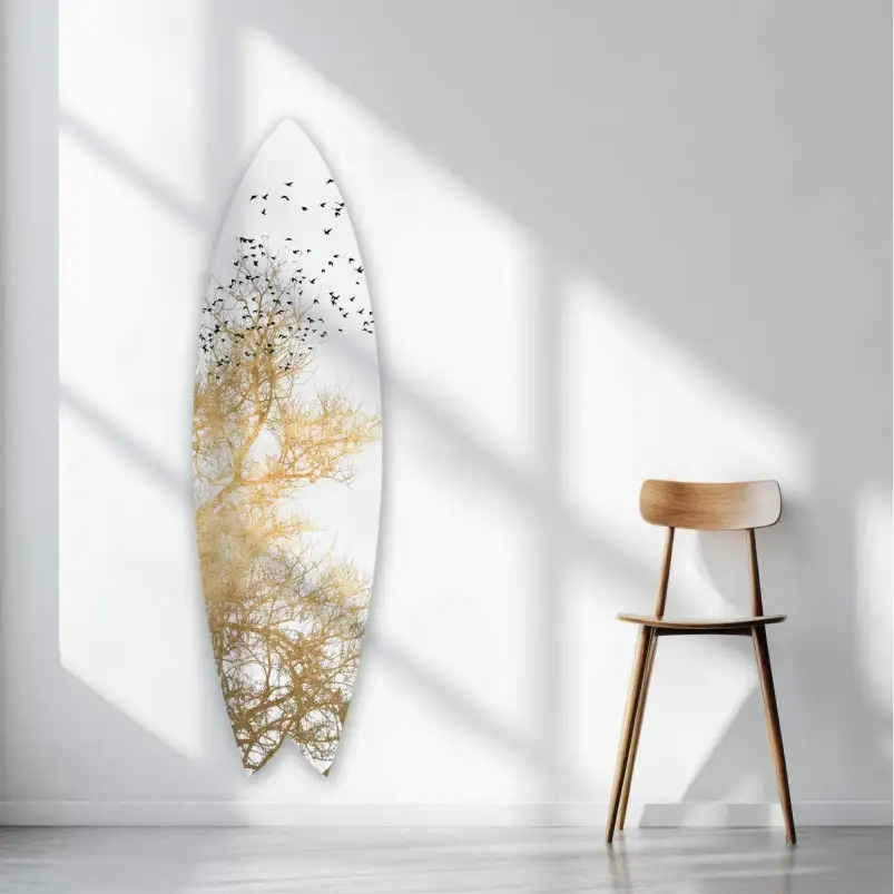 Planche de surf décorative blanche et dorée