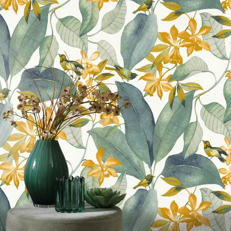 Papier peint Jardin tropical — feuillage vert et fleurs dorées