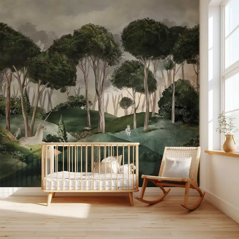Papier peint enfant Le Conte de la Licorne avec des licornes blanches dans une forêt de grands arbres vert profond.