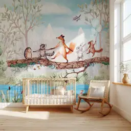 Papier peint enfant Au Dessus de la Rivière avec des animaux de la forêt marchant sur un tronc d'arbre.