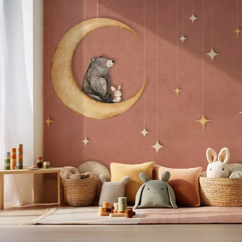 Papier peint enfant L'Ours et la Lune d'Or assis avec un petit lapin sur fond terracotta.