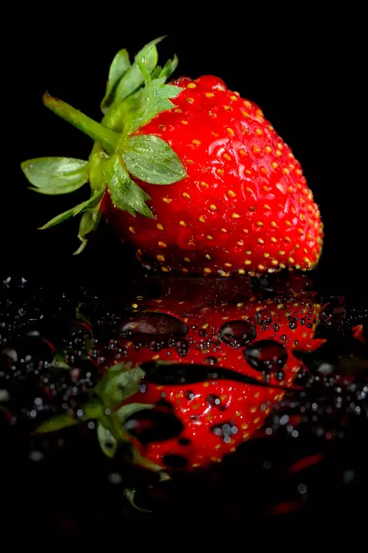 Le reflet de la fraise - affiche fruits