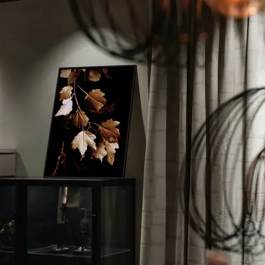 Donnez de l'éclat à vos murs avec cette photo vintage de feuilles de bronze. Tableau botanique aux tons chauds. Édition Hexoa.