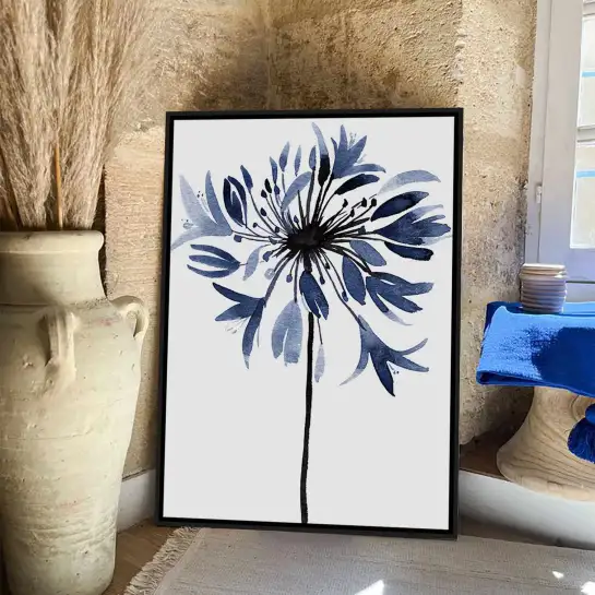 Sublimez votre décoration avec cette affiche d'agapanthe bleue. Une illustration botanique élégante pour une chambre.