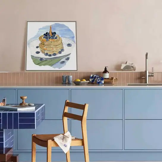Donnez une touche gourmande à votre cuisine avec cette affiche de pancakes aux myrtilles en aquarelle.
