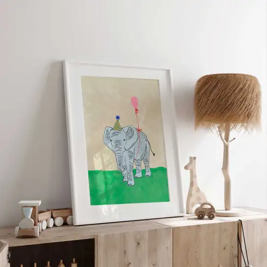 Affiche éléphant en fête pour une décoration de chambre enfant joyeuse et colorée.