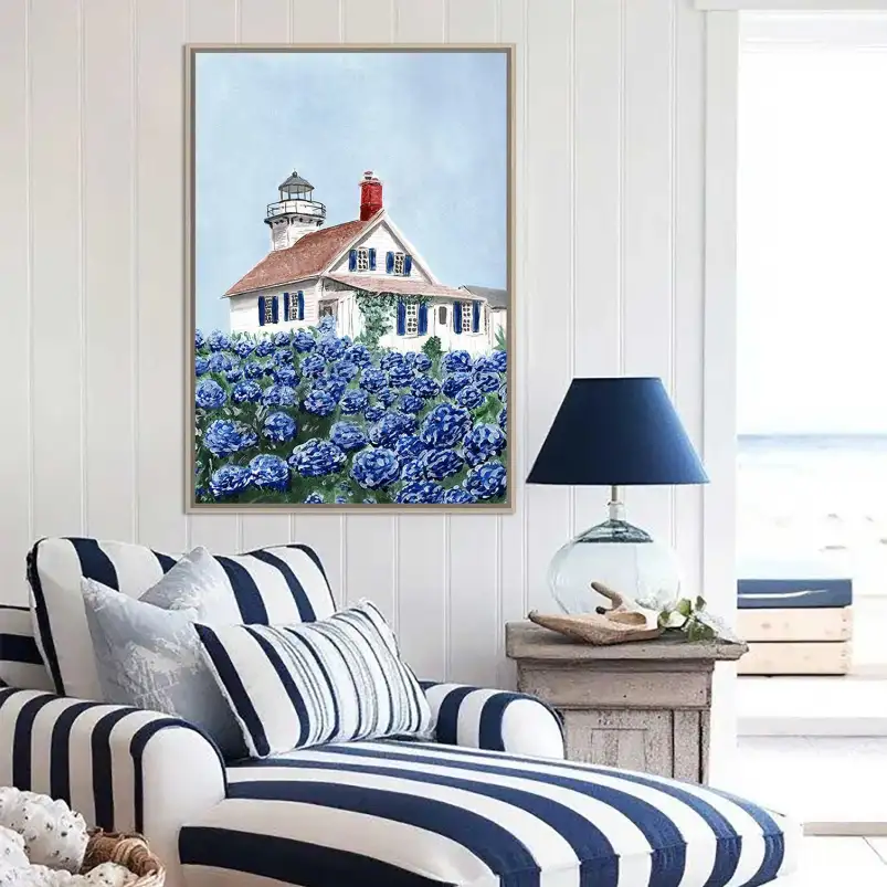 Une affiche de phare entouré d'hortensias pour créer une ambiance bord de mer raffinée dans votre salon ou votre chambre.