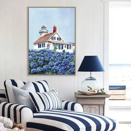 Une affiche de phare entouré d'hortensias pour créer une ambiance bord de mer raffinée dans votre salon ou votre chambre.