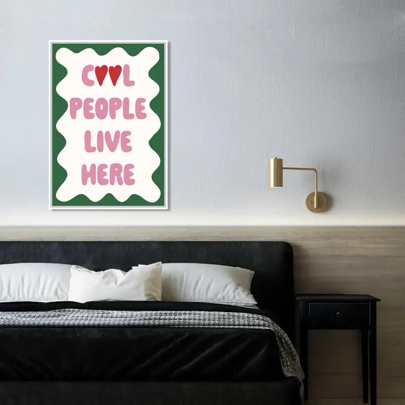 Une affiche typographique moderne aux tons vert et rose pour personnaliser votre intérieur avec une note graphique et tendance.