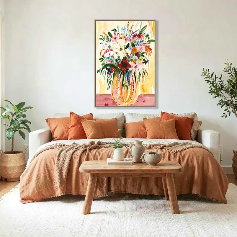 Un bouquet de fleurs de saison dans un vase pour une décoration murale élégante
