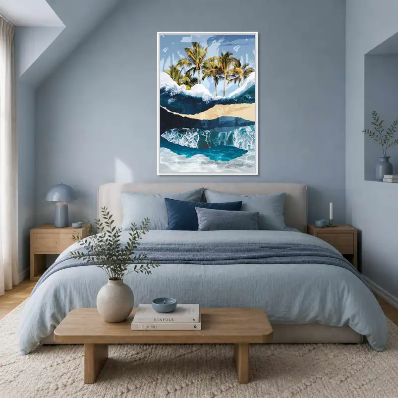 Une affiche mêlant palmiers et vagues dans un collage graphique. Une décoration murale inspirée des paysages tropicaux.