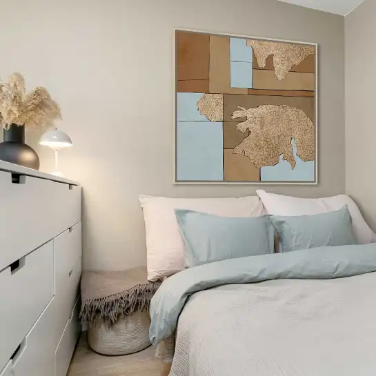 Une composition abstraite associant tons chauds et bleu profond pour une décoration murale moderne et élégante.