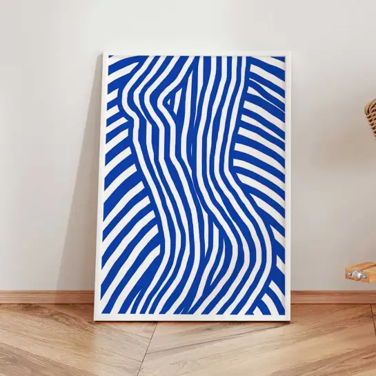 Tableau contemporain bleu aux motifs d’ondes graphiques pour créer un mur design et apaisant.