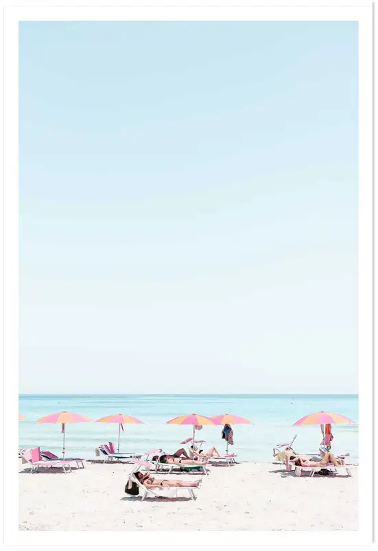 Affiche transats et parasols rose sur la plage