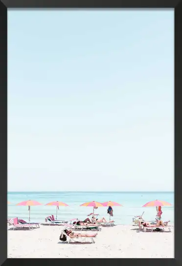 Affiche transats et parasols rose sur la plage