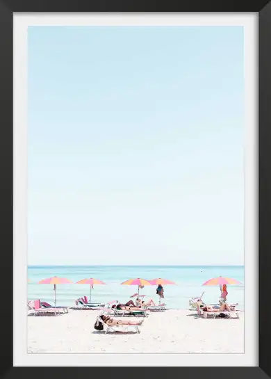 Affiche transats et parasols rose sur la plage