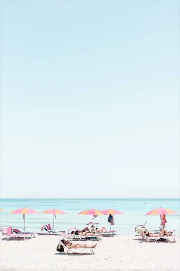 Affiche transats et parasols rose sur la plage