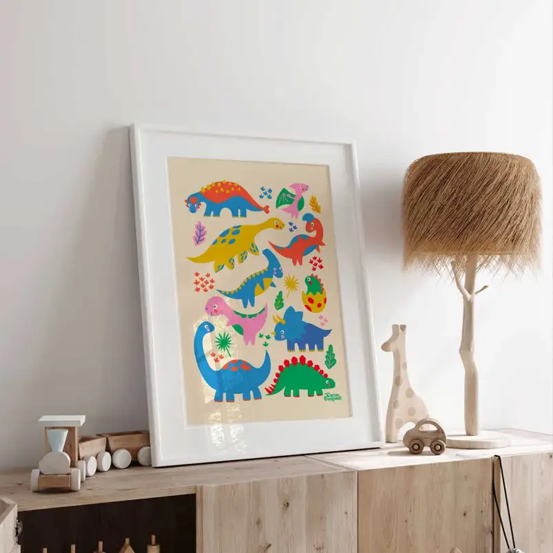 Affiche dinosaures colorés pour une décoration de chambre enfant ludique et pleine de bonne humeur. Une illustration joyeuse