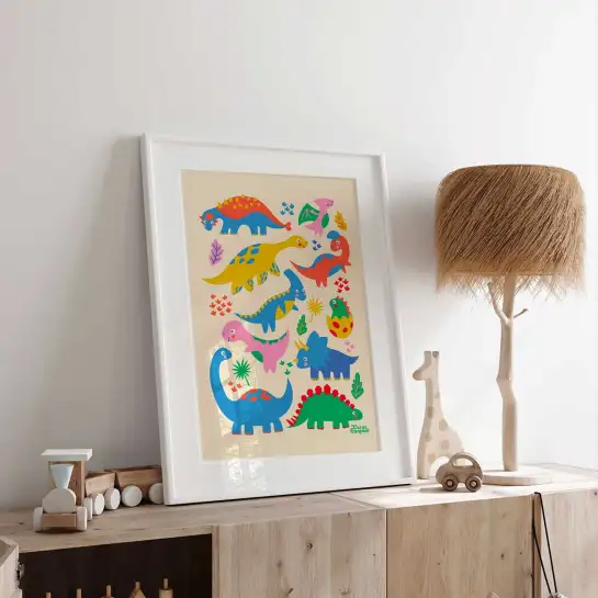 Affiche dinosaures colorés pour une décoration de chambre enfant ludique et pleine de bonne humeur. Une illustration joyeuse