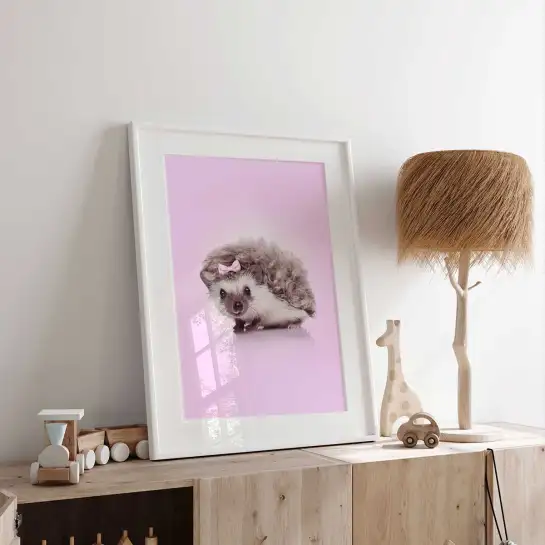 Affiche hérisson avec nœud rose pour une décoration enfant tendre et originale. Une illustration pleine de douceur idéale pour