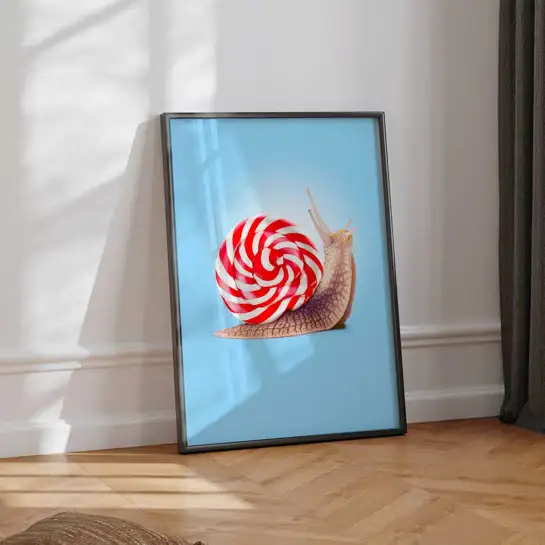Affiche escargot berlingot colorée pour une décoration murale minimaliste et pleine de fantaisie. Une illustration originale
