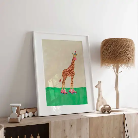 Affiche girafe à roulettes pour une décoration enfant pleine de fantaisie et de bonne humeur. Une illustration originale