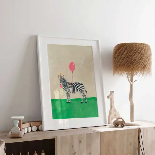 Affiche zèbre avec ballon rose pour une décoration de chambre enfant douce et poétique. Une illustration originale disponible