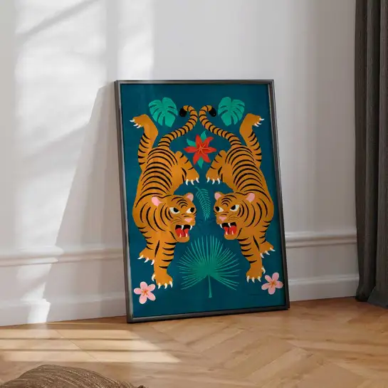 Affiche tigre tropical avec hibiscus pour inviter l'exotisme dans votre décoration murale. Une illustration nature originale